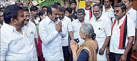 ஈரோடு கிழக்கு தொகுதி இடைத்தேர்தலை முன்னிட்டு திமுக அமைச்சர்கள் நேரு, முத்துசாமி ஆகியோர் வீடு வீடாகச் சென்று வாக்கு சேகரிப்பில் ஈடுபட்டனர்.