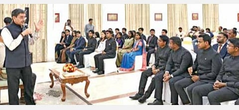 சென்னை கிண்டியில் உள்ள ராஜ்பவனில் தமிழகம், பஞ்சாப் உள்ளிட்ட மாநிலங்களைச் சேர்ந்த பயிற்சி ஐஏஎஸ் அதிகாரிகளுடன் கலந்துரையாடிய ஆளுநர் ஆர்.என்.ரவி.