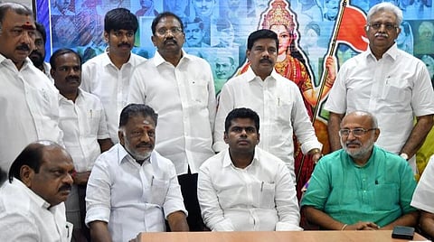 ஈரோடு கிழக்கு தொகுதி இடைத்தேர்தல் தொடர்பாக பாஜக தலைமை அலுவலகத்தில், மாநிலத் தலைவர் அண்ணாமலையை நேற்று சந்தித்துப் பேசிய முன்னாள் முதல்வர் ஓ.பன்னீர்செல்வம். உடன், அவரது ஆதரவாளர்கள் மற்றும் பாஜக நிர்வாகிகள்.படம்: ம.பிரபு