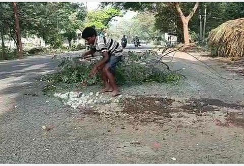 சாலையை சீரமைத்த சிறுவன்