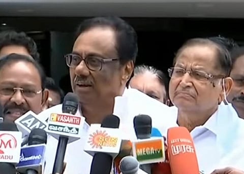 செய்தியாளர்களிடம் பேசிய ஈவிகேஎஸ்