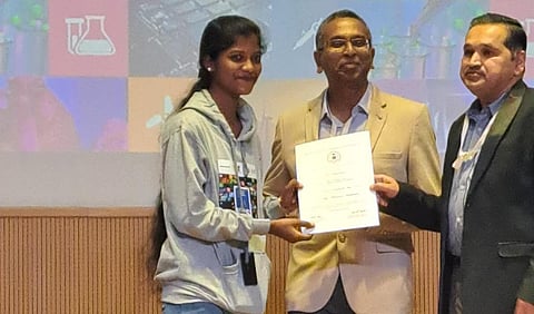 டெல்லியில் நடைபெற்ற விழாவில் அமெரிக்காவின் யேல் பல்கலைக் கழகம் சார்பில் மாணவி இளம்பிறைக்கு சிறப்பு விருதினை வழங்கினார்.