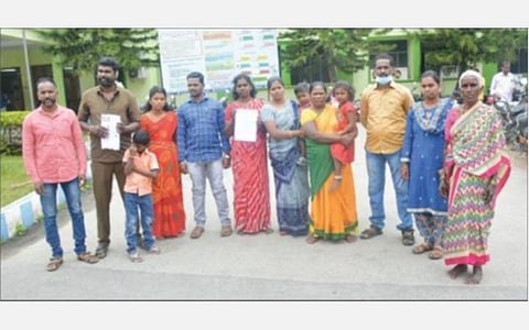 கிருஷ்ணகிரி ஆட்சியர் அலுவலகத்தில் மனு அளிக்க வந்த ராணுவ வீரர் செந்தில் குமார் மற்றும் அவரது குடும்பத்தினர்.