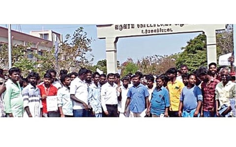 உடுமலை கோட்டாட்சியர் அலுவலகத்தை நேற்று முற்றுகையிட்ட தென்னை தொழிலாளர்கள்.