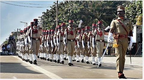 குடியரசுத்தினத்தையொட்டி புதுச்சேரி கடற்கரைச்சாலையில் நடந்த இறுதி கட்ட அணிவகுப்பு ஒத்திகை. படம் எம். சாம்ராஜ்