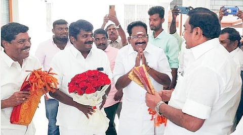 சேலம் மாவட்டம் ஓமலூரில் உள்ள கட்சி அலுவலகத்தில் நேற்று நடந்த ஆலோசனைக் கூட்டத்தில் பங்கேற்க வந்த அதிமுக இடைக்கால பொதுச்செயலாளர் பழனிசாமிக்கு, முன்னாள் அமைச்சர்கள் செல்லூர் ராஜூ, விஜயபாஸ்கர் உள்ளிட்டோர் மலர் கொத்து கொடுத்து வரவேற்றனர்.