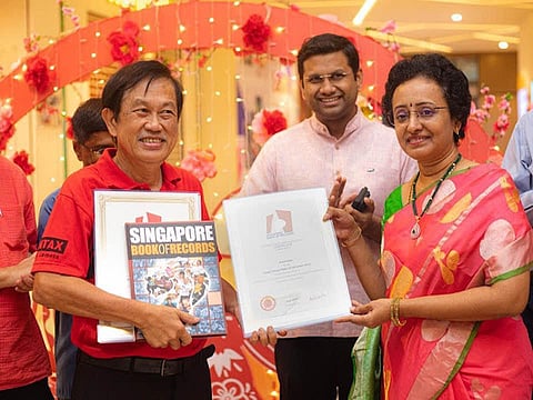 கலாமஞ்சரி நிகழ்வு சிங்கப்பூர் சாதனை புத்தகத்தில் இடம்பெற்றதற்கான சான்றிதழை வழங்கும் அதிகாரி