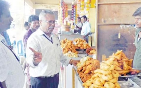 திண்டுக்கல்லில் வடைக்குள் ஈ - ரூ.2000 அபராதம்