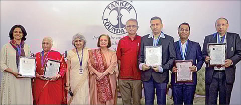 சென்னையில் நேற்று நடைபெற்ற தமிழ்நாடு சிறுநீரக ஆராய்ச்சி அறக்கட்டளையின் 30-வது ஆண்டு விழாவில் `தி இந்து' குழுமத் தலைவர் மாலினி பார்த்தசாரதி பங்கேற்று, சிறுநீரக நோய் சிகிச்சையில் சிறந்து விளங்கியதற்காக மனிஷ் ரமேஷ் பால்வானி, விவேக் குட்டே, மஞ்சுளா கல்யாண், தன்மயி தாஸ் ஆகியோருக்கு விருதுகளை வழங்கினார். உடன், அறக்கட்டளை நிறுவனர் ஜார்ஜ் ஆபிரகாம், நிர்வாக அறங்காவலர் லதா குமாரசாமி, கல்லீரல் மாற்று அறுவை சிகிச்சை நிபுணர் கோமதி நரசிம்மன்.படம்: பு.க.பிரவீன்.