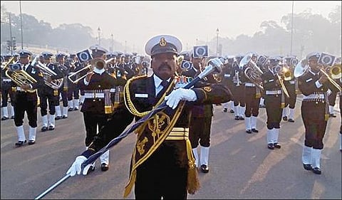 டெல்லியில் இன்று நடைபெறும் குடியரசு தின விழா அணிவகுப்பில், இந்திய கடற்படையைச் சேர்ந்த இசைக் குழுவுக்கு, தமிழகத்தைச் சேர்ந்த இந்தியக் கடற்படை வீரர் அந்தோணி ராஜ் தலைமை வகிக்கிறார்.