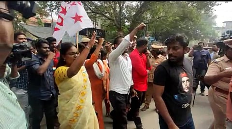 கைது செய்யப்பட்ட கவுன்சிலர் மற்றும் இந்திய ஜனநாயக வாலிபர் சங்கத்தினர்