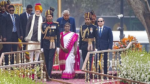 டெல்லியில் நேற்று நடைபெற்ற குடியரசு தின விழாவில் பங்கேற்ற குடியரசு தலைவர் திரவுபதி முர்மு, எகிப்து அதிபர் எல்-சிசி, குடியரசுத் துணை தலைவர் ஜெகதீப் தன்கர்,  பிரதமர் நரேந்திர மோடி.படம்: பிடிஐ