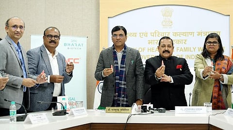 மூக்கு வழியாக செலுத்தும் கரோனா மருந்து - மத்திய அமைச்சர்கள் அறிமுகம்