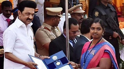 2.5 ஏக்கரில் 14,451 கிலோ மகசூல் | நெல் விளைச்சலில் சாதனை படைத்தது எப்படி? - பெண் விவசாயி விளக்கம்