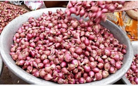 கிலோ ரூ.100-க்கு விற்ற சின்ன வெங்காயம் வரத்து அதிகரிப்பால் ரூ.40-க்கு விற்பனை