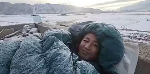 லடாக்கில் உறைய வைக்கும் மைனஸ் 40 டிகிரி செல்சியஸ் குளிரில் உண்ணாவிரதம் மேற்கொள்ளும்  சோனம் வாங்சுக்.