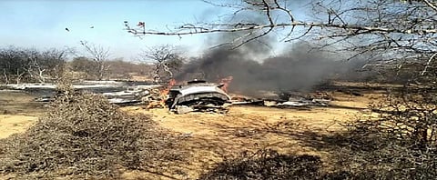 மொரீனாவில் விழுந்து நொறுங்கிக் கிடக்கும் விமானத்தின் பாகம்