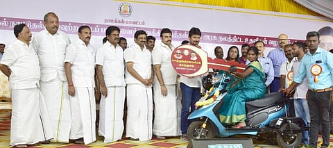 நலத்திட்ட உதவிகளை வழங்கிய அமைச்சர் உதயநிதி ஸ்டாலின்