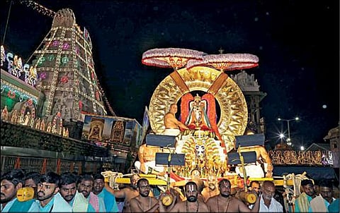 திருமலையில் ரத சப்தமியையொட்டி நேற்று ஒரே நாளில்  7 வாகனங்களில் மலையப்பர் திருவீதி உலா வந்து பக்தர்களுக்கு காட்சியளித்தார். இதில் முதல் வாகனமாக அதிகாலை சூரிய பிரபை வாகனத்தில் எழுந்தருளிய மலையப்பர்.