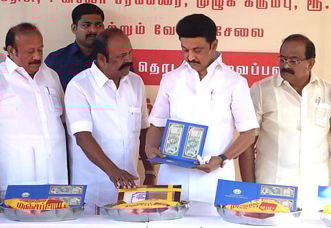 வேட்டி சேலை வழங்கும் முதல்வர்