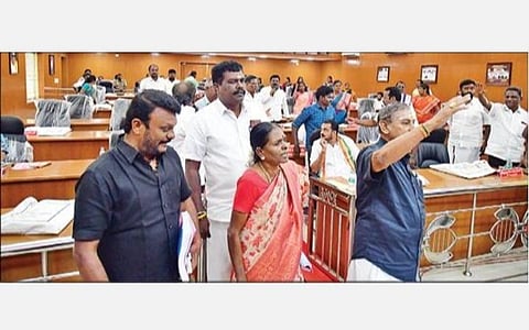 திண்டுக்கல் மாநகராட்சி கூட்டத்திலிருந்து கோஷமிட்டபடி வெளிநடப்பு செய்த அதிமுக, பாஜக கவுன்சிலர்கள்.