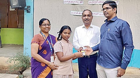 கோவை மசக்காளிபாளையம் மாநகராட்சி நடுநிலைப் பள்ளி மாணவிக்கு மை பேனா மற்றும் மை பாட்டில்களை வால்பாறை நகராட்சி ஆணையர் கே.பாலு வழங்கினார். அருகில் தலைமை ஆசிரியை மைதிலி உள்ளார்.