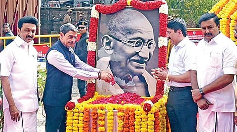 மகாத்மா காந்தி நினைவு தினத்தையொட்டி, எழும்பூர் அரசு அருங்காட்சியக வளாகத்தில் காந்தி படத்துக்கு நேற்று மலர்கள் தூவி அஞ்சலி செலுத்திய தமிழக ஆளுநர் ஆர்.என்.ரவி, முதல்வர் மு.க.ஸ்டாலின். உடன், செய்தித் துறை அமைச்சர் மு.பெ .சாமிநாதன் , தயாநிதி மாறன் எம்,பி. தமிழ் வளர்ச்சி மற்றும் செய்தித் துறைச் செயலர் இரா.செல்வ ராஜ், செய்தி-மக்கள்  தொடர்புத் துறை இயக்குநர் வீ.ப.ஜெய சீலன் | படம் ம.பிரபு |