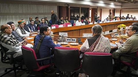 நாடாளுமன்ற பட்ஜெட் கூட்டத் தொடர் இன்று தொடங்கவுள்ள நிலையில் டெல்லியில் நேற்று அனைத்துக் கட்சிக் கூட்டம் நடைபெற்றது. கூட்டத்தில் மத்திய அமைச்சர்கள் ராஜ்நாத் சிங், பியூஷ் கோயல், பிரகலாத் ஜோஷி மற்றும் பல்வேறு கட்சித் தலைவர்கள் கலந்துகொண்டனர். படம்: பிடிஐ