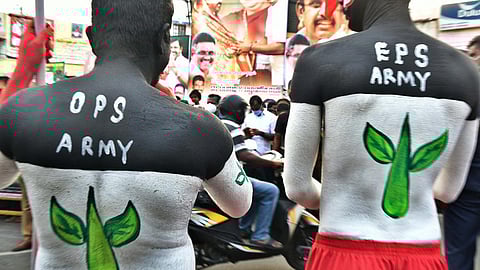 ‘இரட்டை இலை’ சின்னம் கோரும் இபிஎஸ்ஸின் இடைக்கால மனு: தேர்தல் ஆணையம், ஓபிஎஸ் பதில் தர உச்ச நீதிமன்றம் உத்தரவு