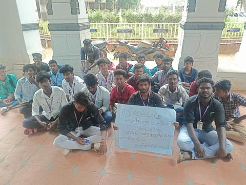 போராட்டத்தில் ஈடுபட்ட மாணவர்கள்