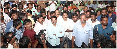 சென்னையில் நடந்த கருத்துக் கேட்புக் கூட்டத்தில் பங்கேற்ற சீமான்