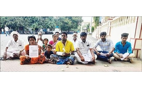 கணவரை தாக்கியவர்களை கைது செய்ய வலியுறுத்தி திருவண்ணாமலை ஆட்சியர் அலுவலகத்தில் குடும்பத்துடன் தர்ணாவில் ஈடுபட்ட அதிமுக கிளை செயலாளரின் மனைவி சவுமியா. படம் :இரா.தினேஷ்குமார்.