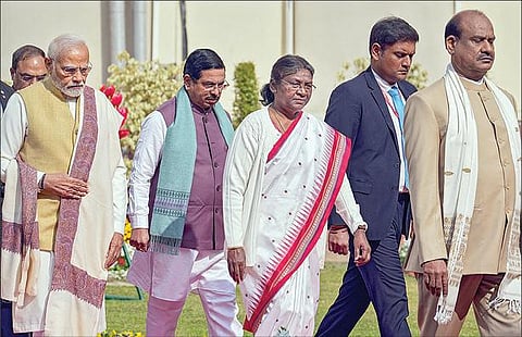 நாடாளுமன்ற கூட்டுக் கூட்டத்தில் உரையாற்ற வந்த குடியரசுத் தலைவர் திரவுபதி முர்முவை மக்களவை சபாநாயகர் ஓம் பிர்லா வரவேற்று அழைத்துச் சென்றார். உடன் பிரதமர் மோடி, அமைச்சர் பிரகலாத் ஜோஷி உள்ளிட்டோர்.படம்: பிடிஐ