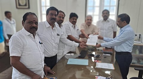 பணப்பட்டுவாடா குறித்த அமைச்சர் பேச்சு - தேர்தல் அதிகாரியிடம் பாஜக, அதிமுக புகார்