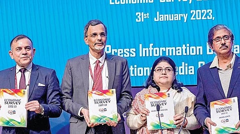 டெல்லியில் நேற்று நடைபெற்ற செய்தியாளர்கள் சந்திப்பில் பொருளாதார ஆய்வறிக்கை 2022-23-ஐ வெளியிட்ட தலைமைப் பொருளாதார ஆலோசகர் வி. அனந்த நாகேஸ்வரனுடன் (இடமிருந்து 3-வது) அவரது சகாக்கள்.