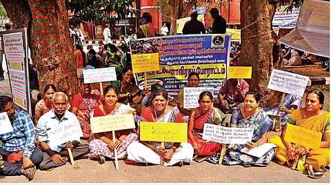 பணிநிரந்தரம் உள்ளிட்ட கோரிக்கைகளை வலியுறுத்தி  மாற்றுத் திறனாளிகளுக்கான சிறப்பு ஆசிரியர்கள் சென்னை டிபிஐ வளாகத்தில் தொடர் உண்ணாவிரதப் போராட்டத்தில் நேற்று  ஈடுபட்டனர். படம்: ம.பிரபு