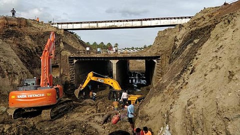 கர்நாடகாவில் உள்ள மேல் பத்ரா அணையின் கால்வாய் கடக்கும் பாலம் அமைக்கும் பணி