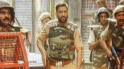 போலீஸ் உடையில் தோனி