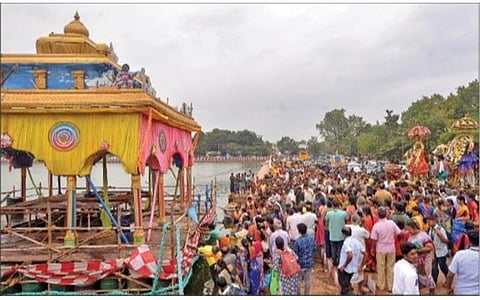 வெள்ளி ரிஷப வாகனத்தில் எழுந்தருளிய மீனாட்சி அம்மன். படம்: நா.தங்கரத்தினம்