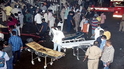 தொழிற்சாலைகளில் நேரிடும் விபத்துகளில் ஊழியர்கள் அதிகளவில் உயிரிழப்பு - மாநில அரசுகள் விளக்கமளிக்க மனித உரிமை ஆணையம் உத்தரவு