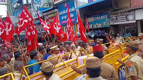 புதுச்சேரி | வாடகை இரு சக்கர வாகன அனுமதிக்கு எதிர்ப்பு: அமைச்சர் அலுவலகத்தை முற்றுகையிட முயற்சி