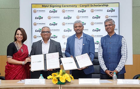 முழு உதவித்தொகை வழங்குவதாக அறிவித்தபோது,