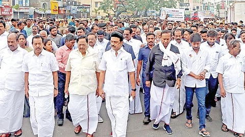 முன்னாள் முதல்வர் அண்ணாவின் 54-வது நினைவு தினத்தை யொட்டி, திமுக சார்பில்  சென்னை வாலாஜா சாலையில் இருந்து மெரினா நினைவிடம் வரை அமைதிப் பேரணி நடை பெற்றது. இதில் திமுக தலைவரும் முதல்வருமான மு.க.ஸ்டாலின், திமுக பொதுச்செயலாளர் துரைமுருகன், பொருளாளர் டி.ஆர்.பாலு, அமைச்சர்கள் பொன்முடி, உதயநிதி, மா.சுப்பிரமணியன், ஜெகத்ரட்சகன் எம்பி உள்ளிட்ட ஏராளமானோர் பங்கேற்றனர். | படம்: ம.பிரபு |