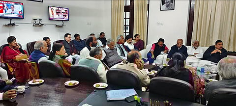 அதானி விவகாரம் தொடர்பாக, டெல்லியில் ஆலோசனை நடத்தும் எதிர்க்கட்சித் தலைவர்கள்.