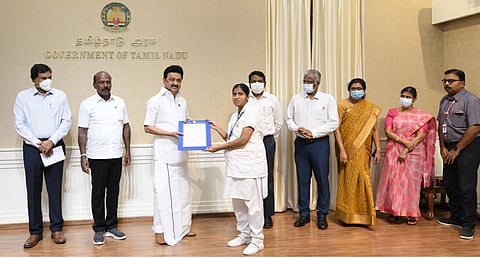 சுகாதாரத் துறை சார்பில் 787 நபர்களுக்கு பணிநியமன ஆணைகளை வழங்கும் அடையாளமாக 17 பேருக்கு பணி நியமன ஆணைகளை முதல்வர் மு.க.ஸ்டாலின் சென்னை தலைமைச் செயலகத்தில் நேற்று வழங்கினார். நிகழ்ச்சியில் அமைச்சர் மா.சுப்பிரமணியன், துறை செயலர் ப.செந்தில்குமார் உள்ளிட்டோர் கலந்து கொண்டனர்.