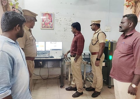 மதுரை மத்திய சிறைச்சாலையில்  தடை செய்யப்பட்ட பொருட்களை கொண்டு செல்வதை தடுக்கும் வகையில் நிறுவப்பட்டுள்ள ‘எக்ஸ்ரே பேக்கேஜ்’ இயந்திரத்தை, சிறைத்துறை துணைத்தலைவர் பழனி ஆய்வு செய்தார்.