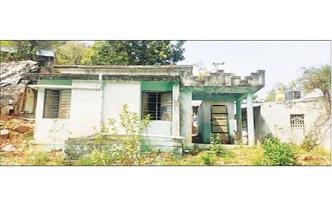 படைவீடு ஊராட்சியில் மூடப்பட்டுள்ள கிளை நூலகம்.