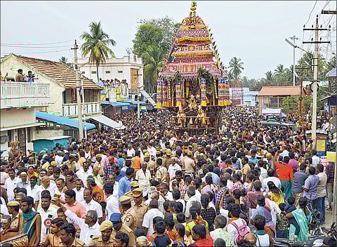 பழநி தைப்பூசத் திருவிழாவை முன்னிட்டு பெரியநாயகி அம்மன் கோயில் அருகே ரத வீதியில் பக்தர்கள் வெள்ளத்தில் மிதந்து வந்த தேர். (உள்படம்)  தேரில் எழுந்தருளிய வள்ளி, தெய்வானை சமேத முத்துக்குமார சுவாமி. படங்கள்: நா. தங்கரத்தினம்.﻿﻿