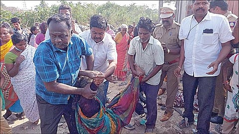 தொழிலதிபர் வழங்கவிருந்த இலவச வேட்டி, சேலைக்கு டோக்கன் பெறுவதில் தள்ளுமுள்ளு - நெரிசலில் 4 மூதாட்டிகள் உயிரிழப்பு