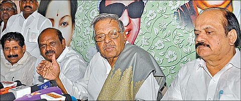 ஈரோடு கிழக்கு தொகுதி இடைத்தேர்தலில் அதிமுக ஒருங்கிணைப்பாளர் ஓ.பன்னீர்செல்வத்தின் நிலைப்பாடு குறித்து அரசியல் ஆலோசகர் பண்ருட்டி ராமச்சந்திரன் நேற்று செய்தியாளர்களிடம் விளக்கினார். வைத்திலிங்கம், ஜேசிடி பிரபாகர் ஆகியோர் உடனிருந்தனர். படம்: ம.பிரபு